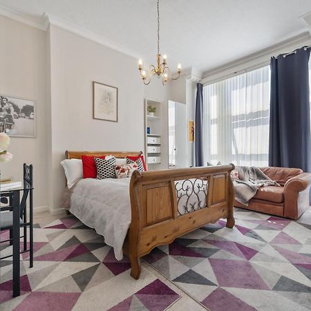 Modern Studio Apartment London Bagian luar foto